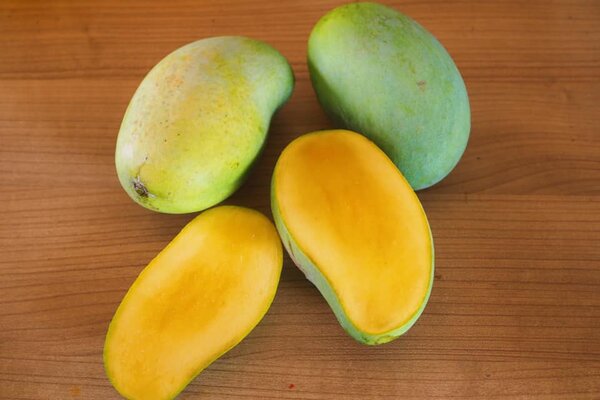 ผลมะม่วงอกร่อง